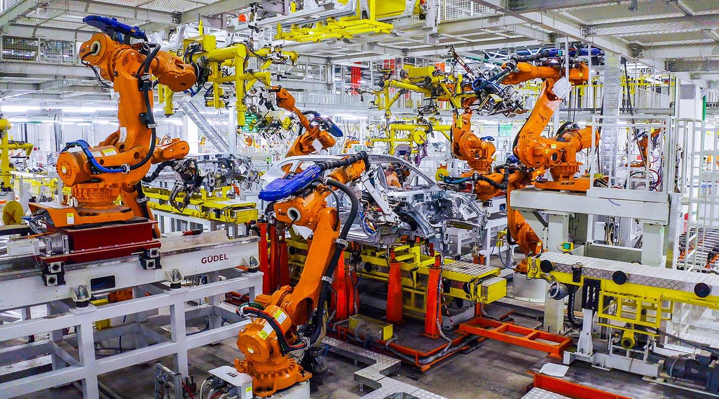 汽车来说,打造世界一流的智慧工厂,是"利其器"也就是提升产品品质的